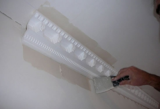 Удаление проступающего клеевого состава шпателем