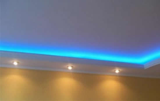 Карниз со встроенным в него освещением