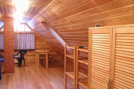 Кухня, отделанная доской-вагонкой