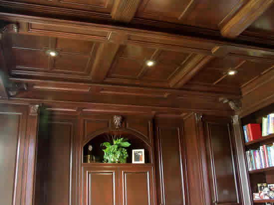 Потолок из деревянных плит