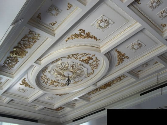 Классический потолок из гипсовой плитки