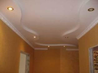 Коридор с потолком из гипсокартона с подсветкой