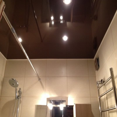 Как выглядит коричневый потолок в ванной комнате