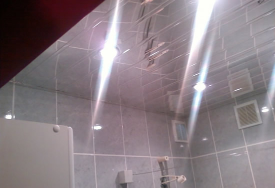 Пример отделки потолка при помощи плитки