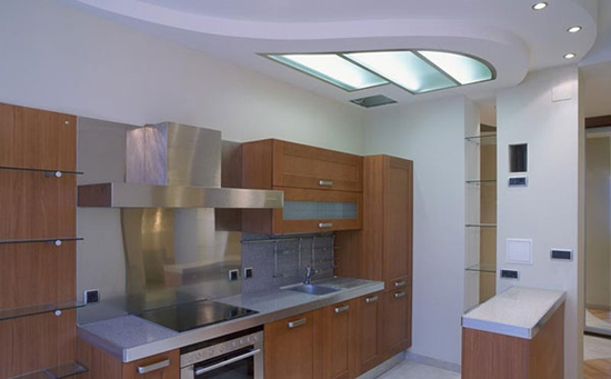 Так оригинально может выглядеть потолок на кухне