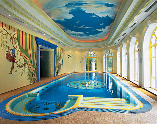 Потолок с фотопечатью «облака» в бассейне