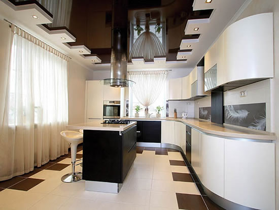 Такая кухня с натяжным потолком понравится каждому