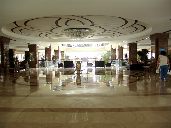 Потолок в холле отеля