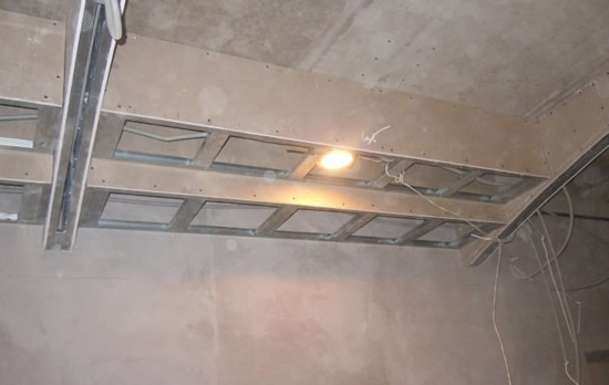 Выводим проводку для скрытой подсветки потолка