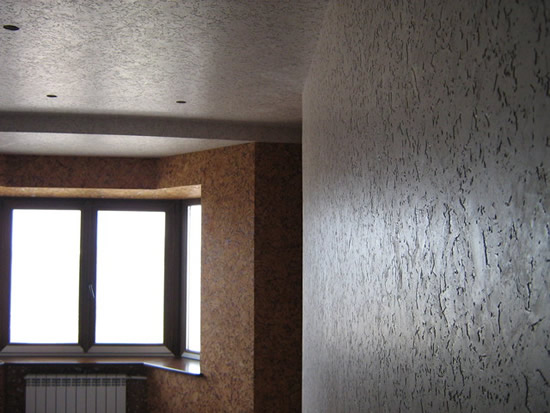 Отделанные пробковым покрытием пол и потолок