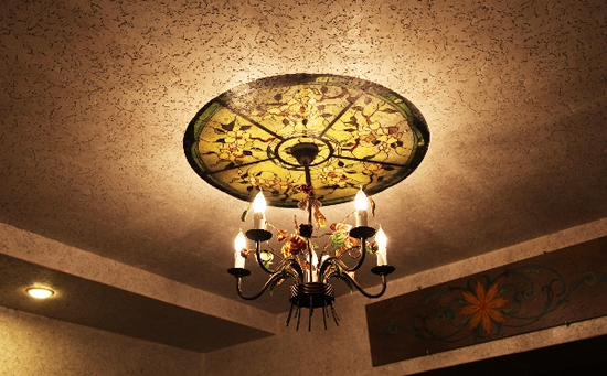 Отделка потолка пробковым покрытием