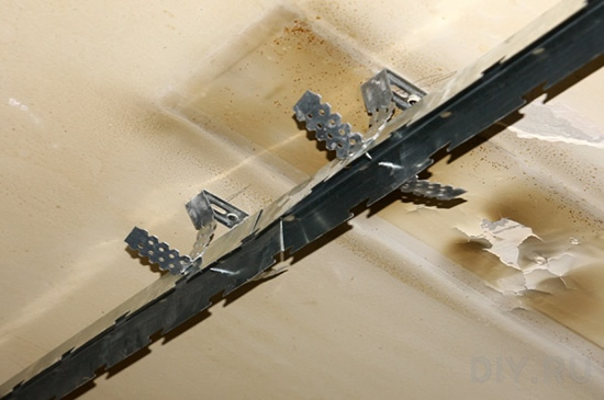 Крепление траверсы к подвесам потолка