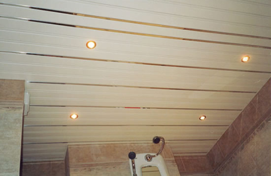 реечный потолок для ванной своими руками