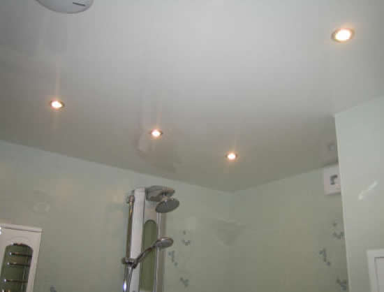 Глянцевый белый потолок