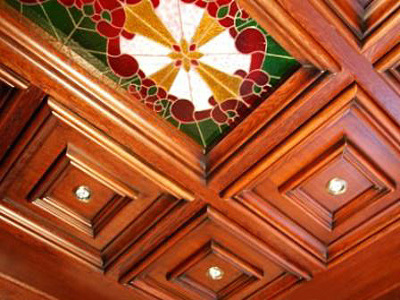 Витражи в деревянном потолке