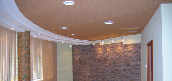 Сатиновый потолок в дизайне гостиной