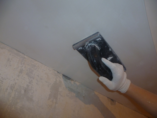 Шлифовка потолка абразивной сеткой