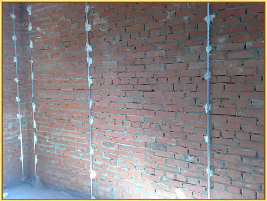 Штукатурные маяки на стене