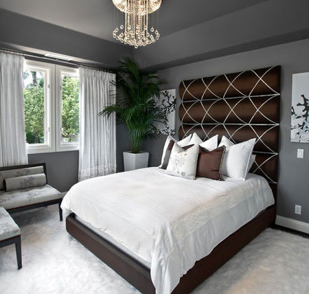 Спальня с тёмным потолком и светлым полом