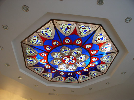 Стеклянный витраж на потолке с ручной росписью