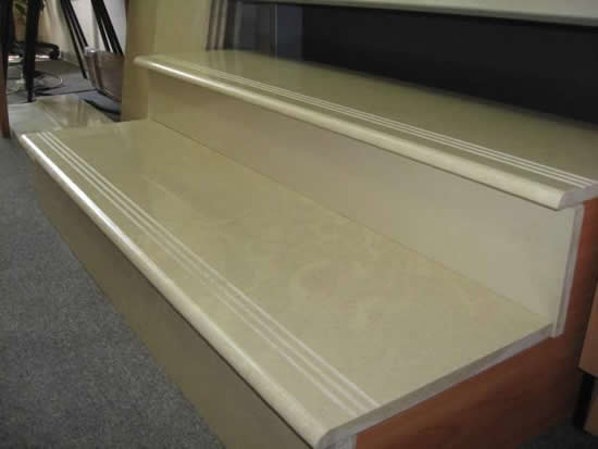 Лестница, облицованная керамогранитом