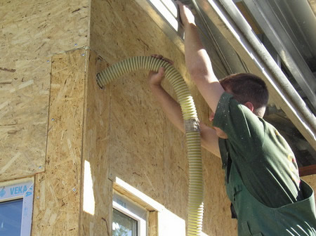 Утепление стен способом сухой задувки