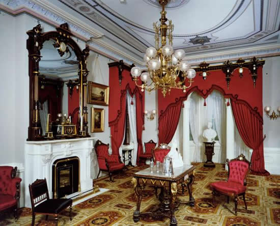 Люстра, как основной элемент декора в стиле барокко