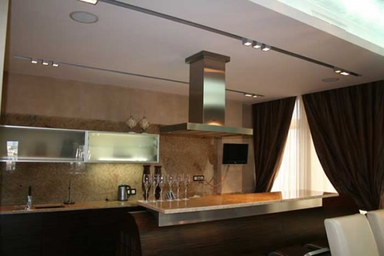 Потолочные динамики совершенно не бросаются в глаза