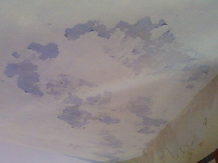 Такой потолок перед гидроизоляцией необходимо очистить