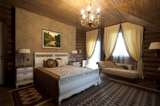 Тонированная древесина в отделке дома