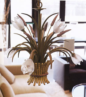 Цветы, бутоны, листья в люстре