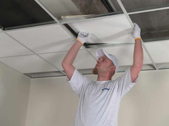 Установка потолочных плит на каркас