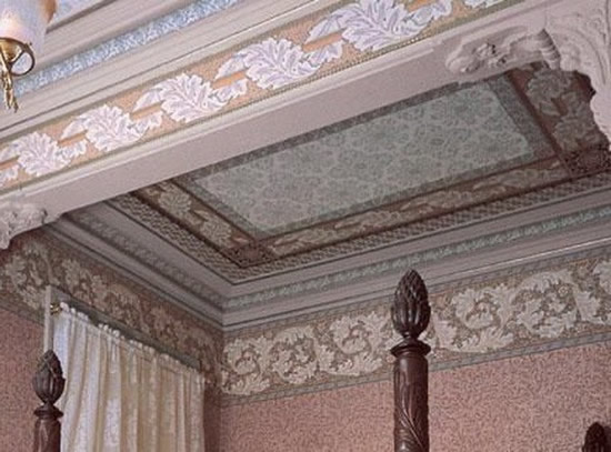 Гипсокартонный потолок с отделкой обоями