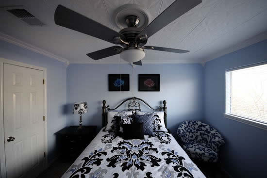 Укладка плитки с люстрой по центру