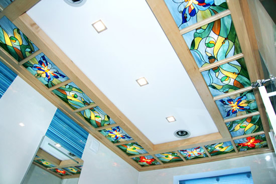Витражи в подвесной деревянной конструкции