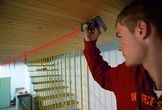 Замер потолка с помощью лазерного дальномера
