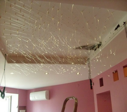 Так выглядит фальш-потолок с оптическими  волокнами
